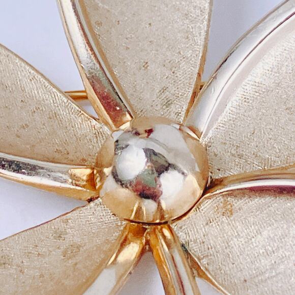 Signed Trifari Mid Century Gold Tone Floral Brooch Retro 1960s Costume Jewelry - Picture 6 of 12